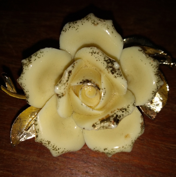 Vintage Coro Yellow Rose Brooch with Gold Highlights, Floral, Granny, Re… - Picture 7 of 7